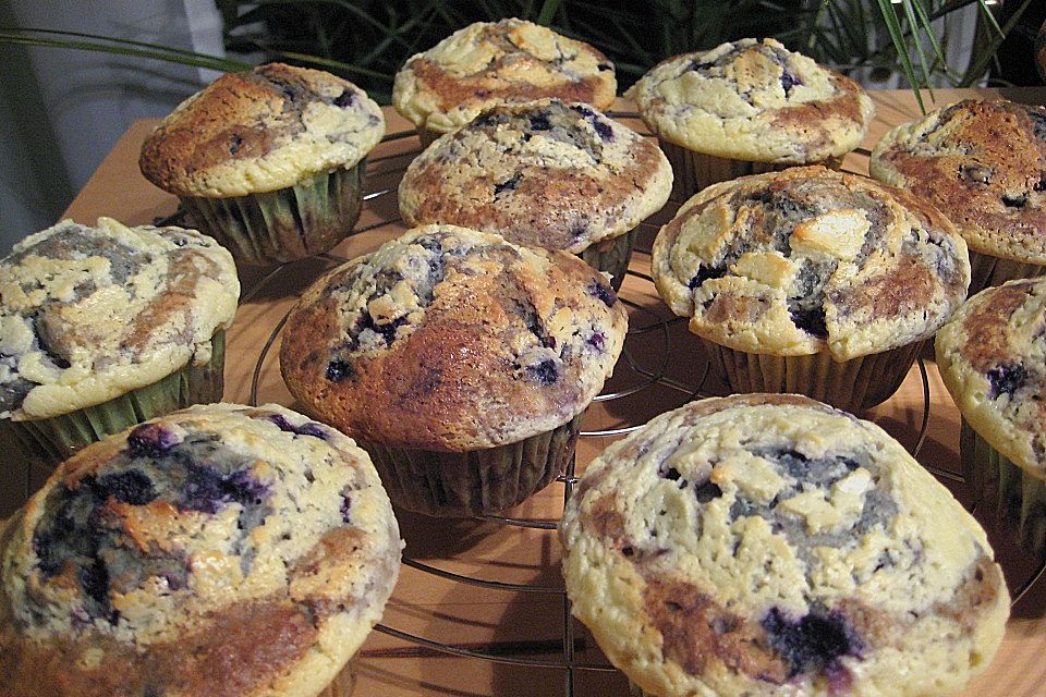 Beerenmuffins mit Frischkäsehaube