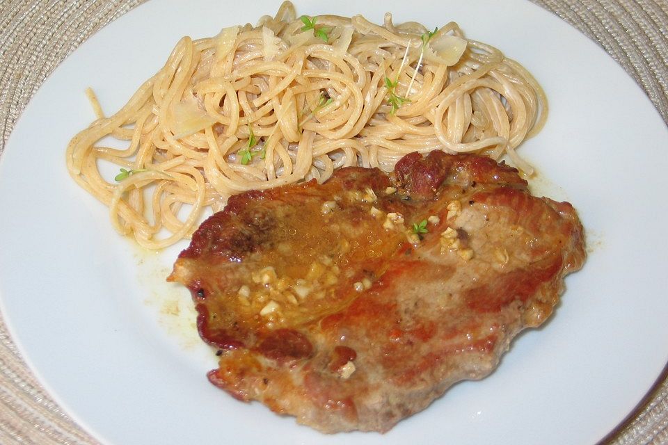 Knoblauchkotelett mit Käsespaghetti