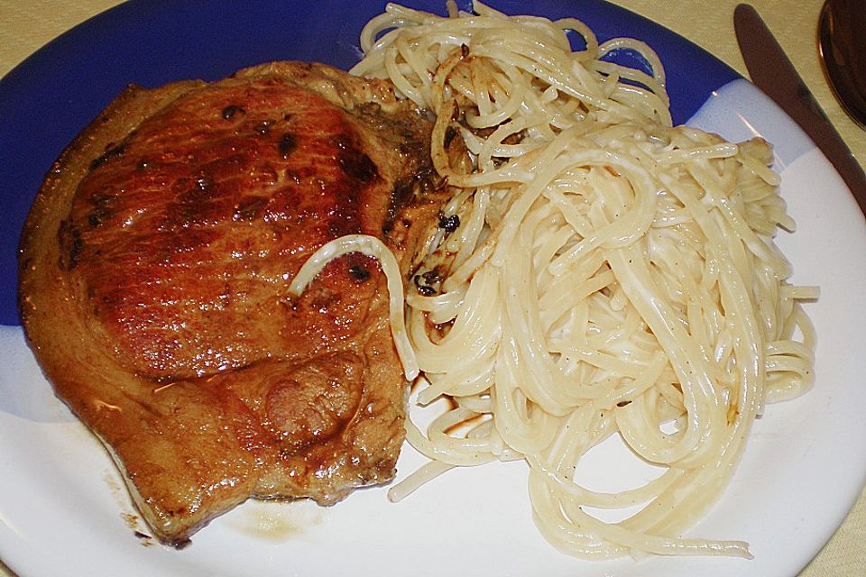 Knoblauchkotelett mit Käsespaghetti