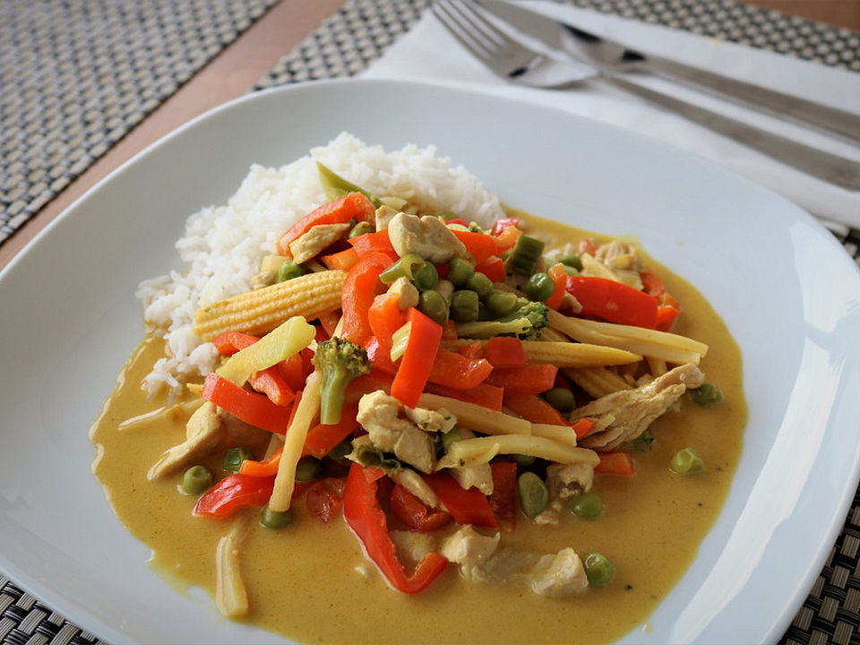 Schnelles Thai-Curry mit Huhn, Paprika und feiner Erdnussnote von ...