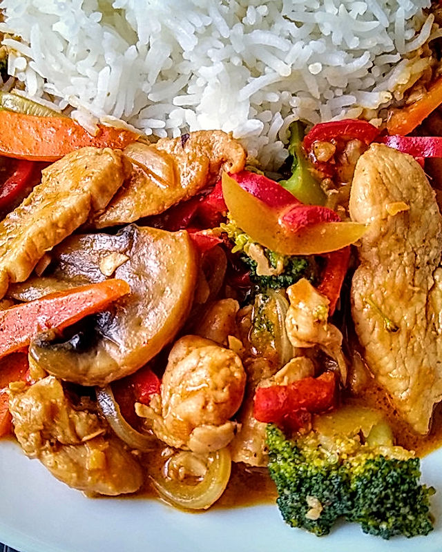 Schnelles Thai-Curry mit Huhn, Paprika und feiner Erdnussnote