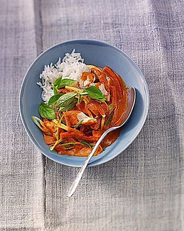 Schnelles Thai-Curry mit Huhn, Paprika und feiner Erdnussnote