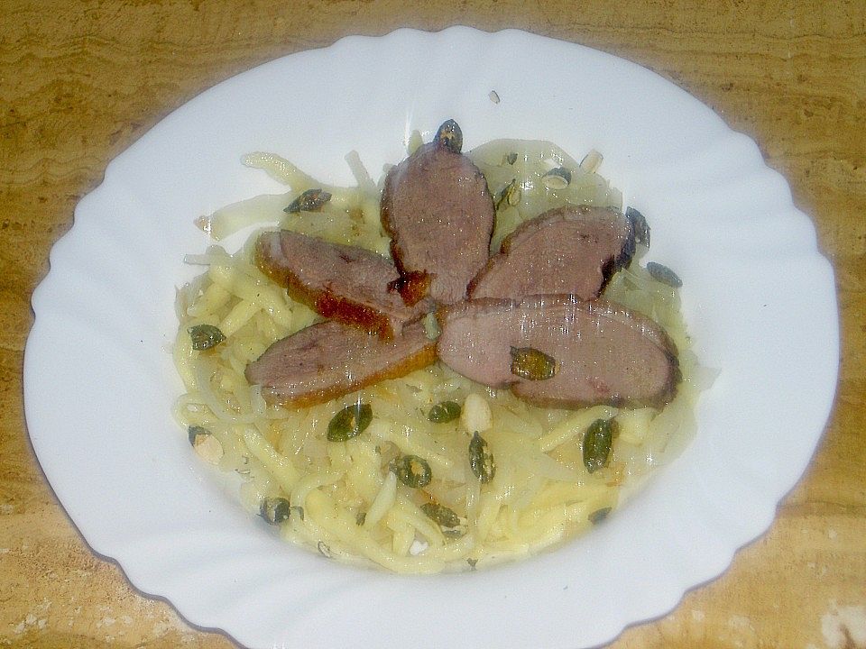 Entenbrust auf Krautspätzle mit Kürbiskernkrokant von Sofi| Chefkoch