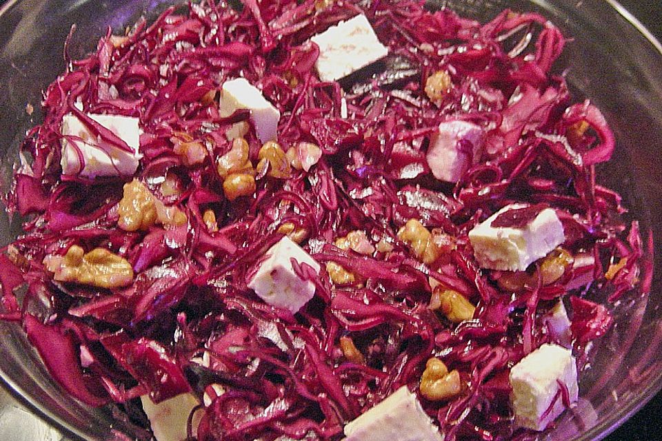 Rotkohlsalat mit Schafskäse und Nüssen