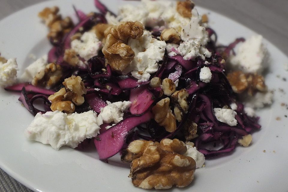 Rotkohlsalat mit Schafskäse und Nüssen