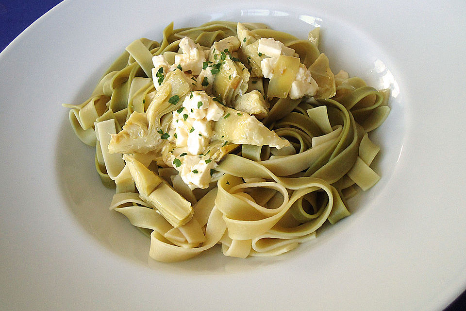 Spaghetti mit Artischocken und Schafskäse