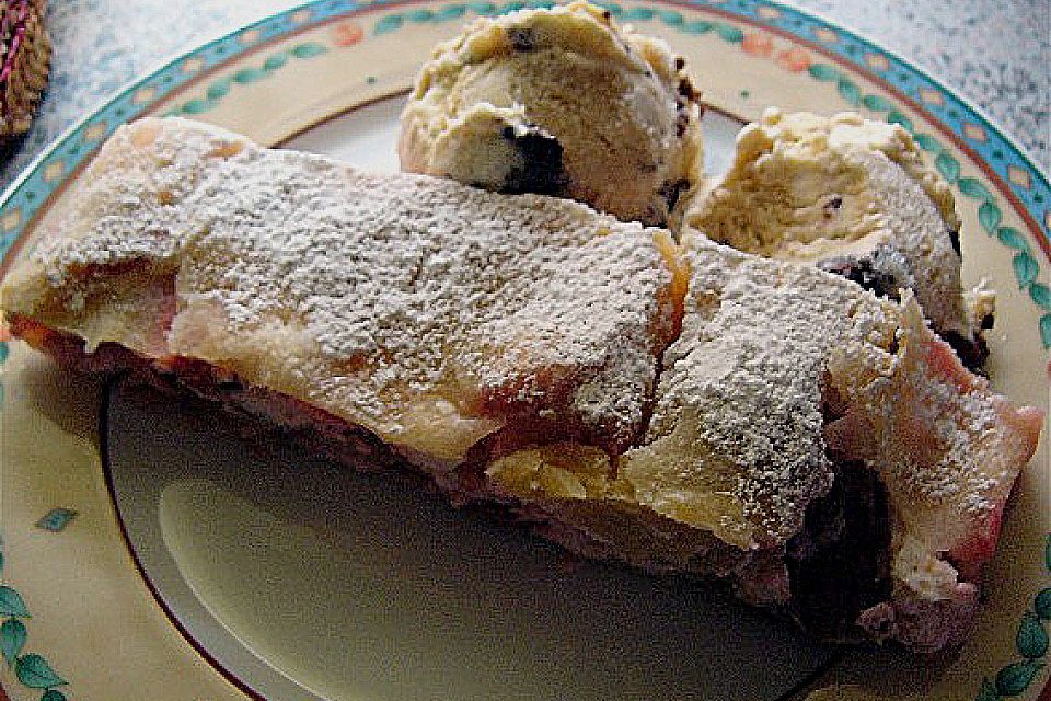 Erdbeer - Rhabarber - Strudel