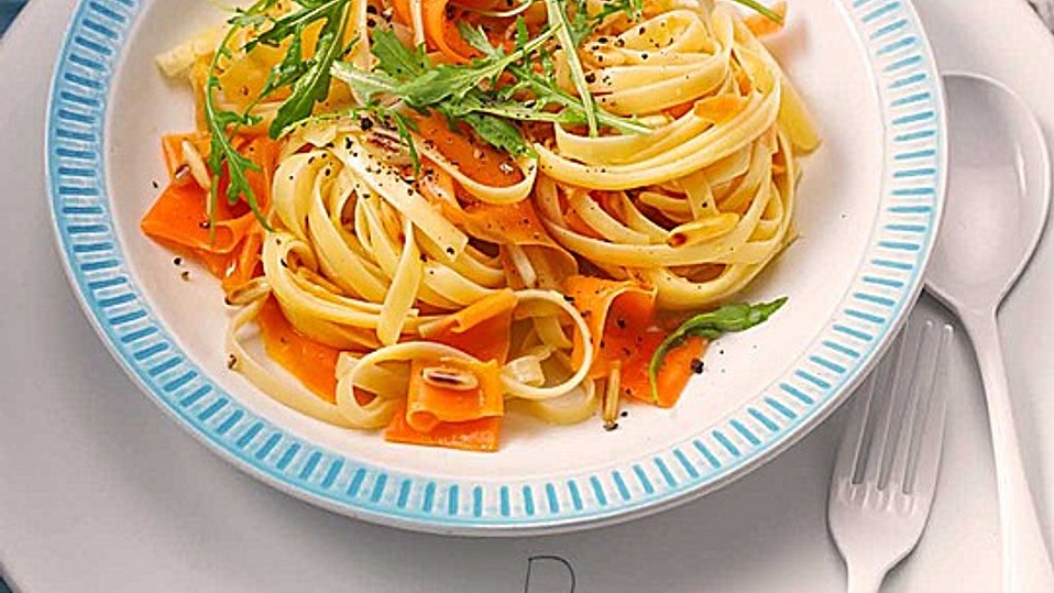 schnelle-pasta-mit-karotten-ingwer-und-pinienkernen