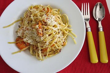 Schnelle Pasta mit Karotten, Ingwer und Pinienkernen