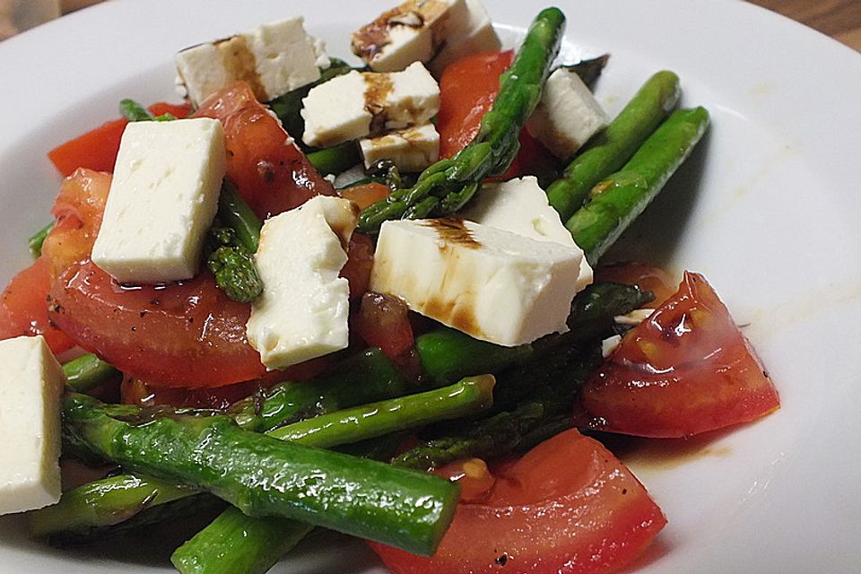 Salat mit gebratenem Spargel und Schafskäse