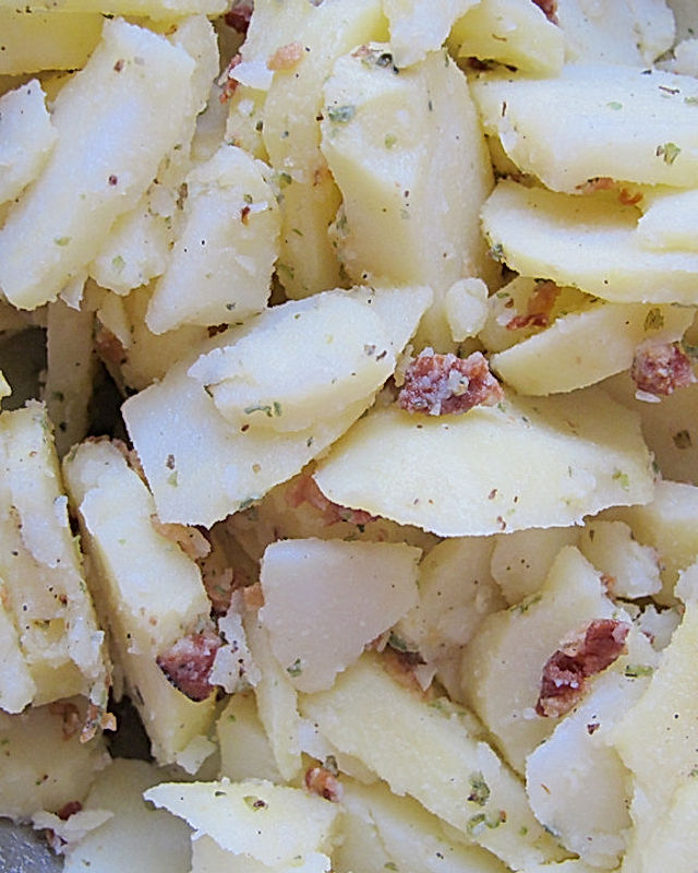 Kartoffelsalat mit Speckwürfeln