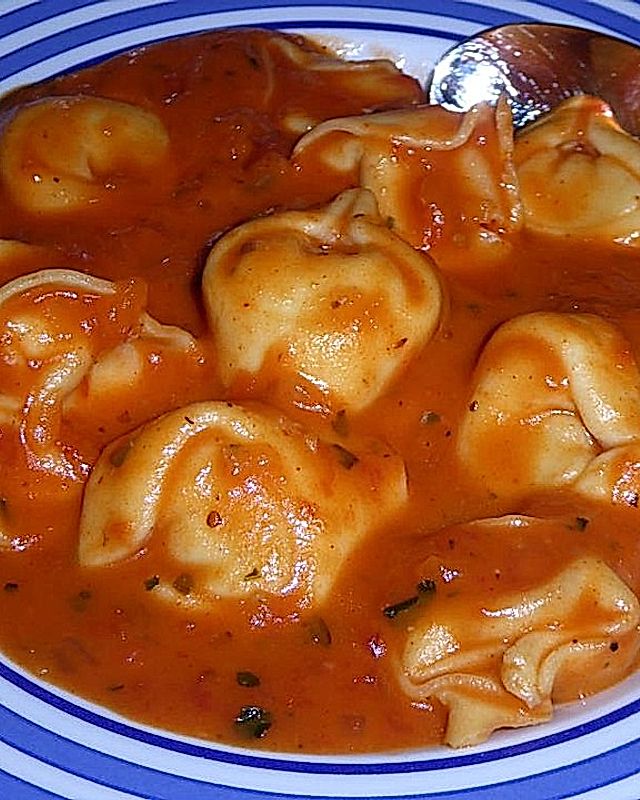 Tomatensuppe mit Tortelloni