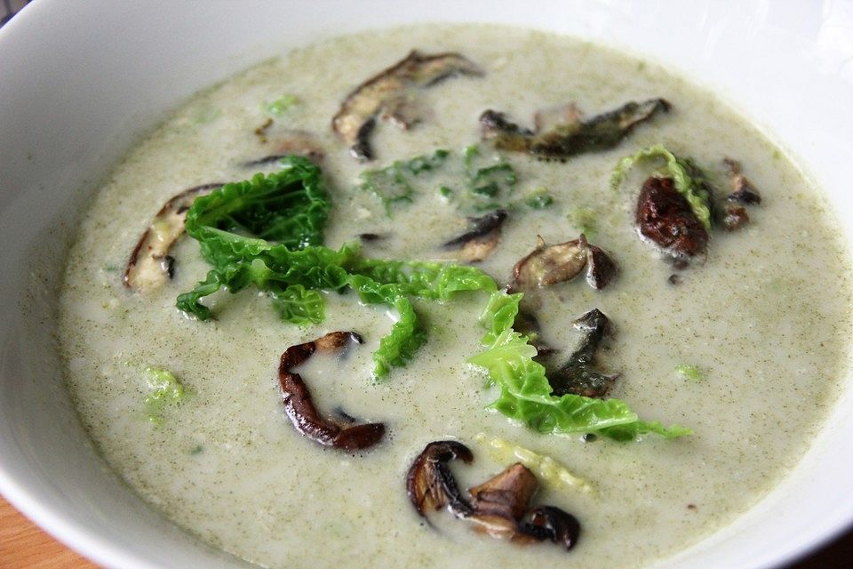 Wirsingsuppe mit Champignons