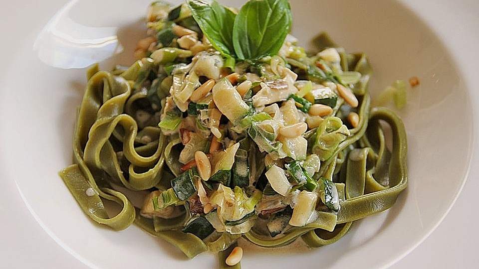 Pasta Mit Zucchini Roquefort Sauce Von Stiermadchen Chefkoch