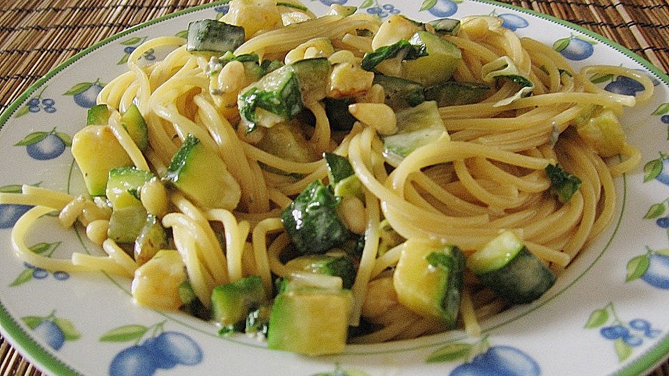 Pasta mit Zucchini-Roquefort-Sauce von Stiermädchen| Chefkoch