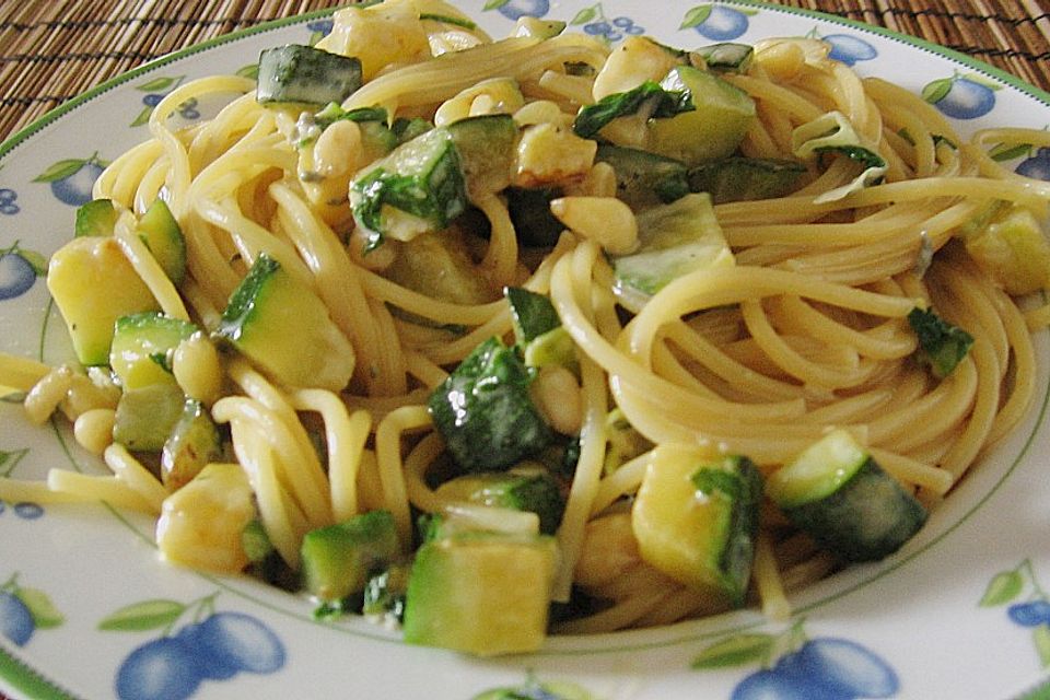 Pasta mit Zucchini-Roquefort-Sauce