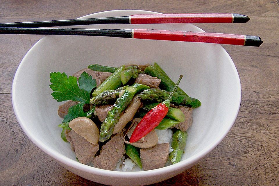 Geschnetzeltes Rinderfilet mit Spargel und Pilzen in asiatischer Sauce