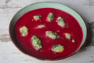 Rote Bete - Suppe mit Kräuternocken