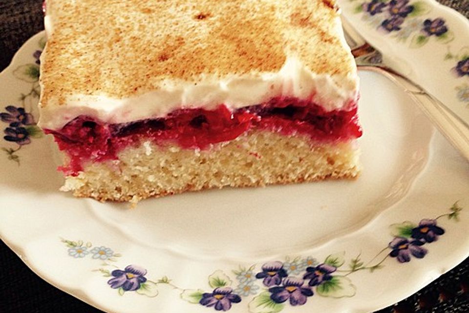 Fantakuchen mit Früchtefüllung