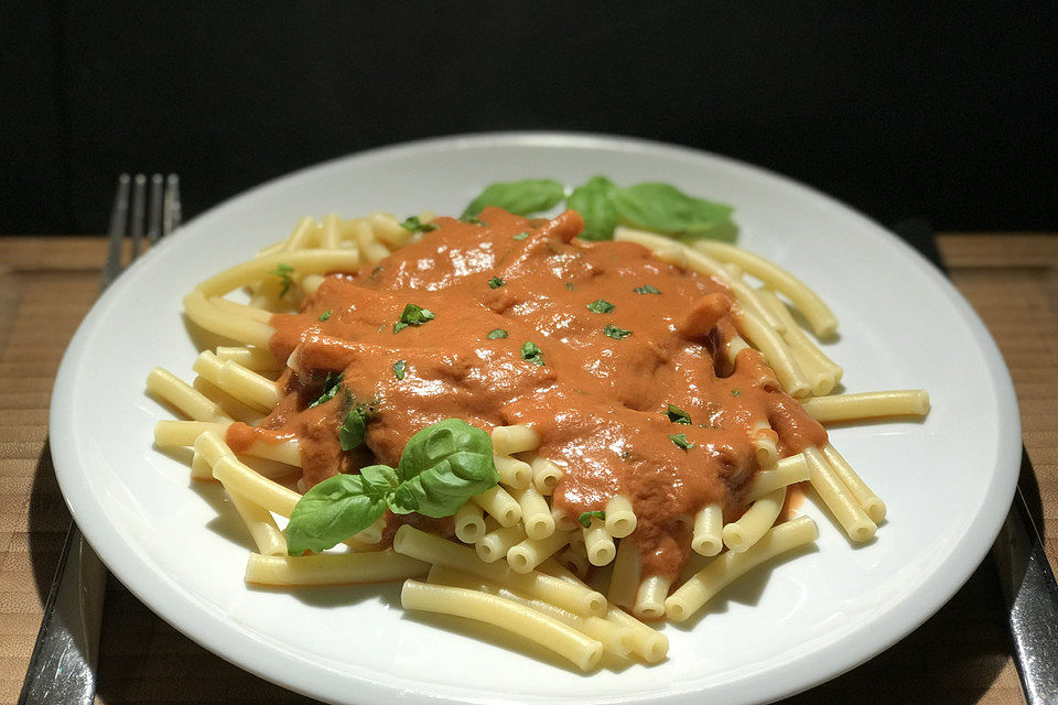 Omas Tomatensauce mit Makkaroni