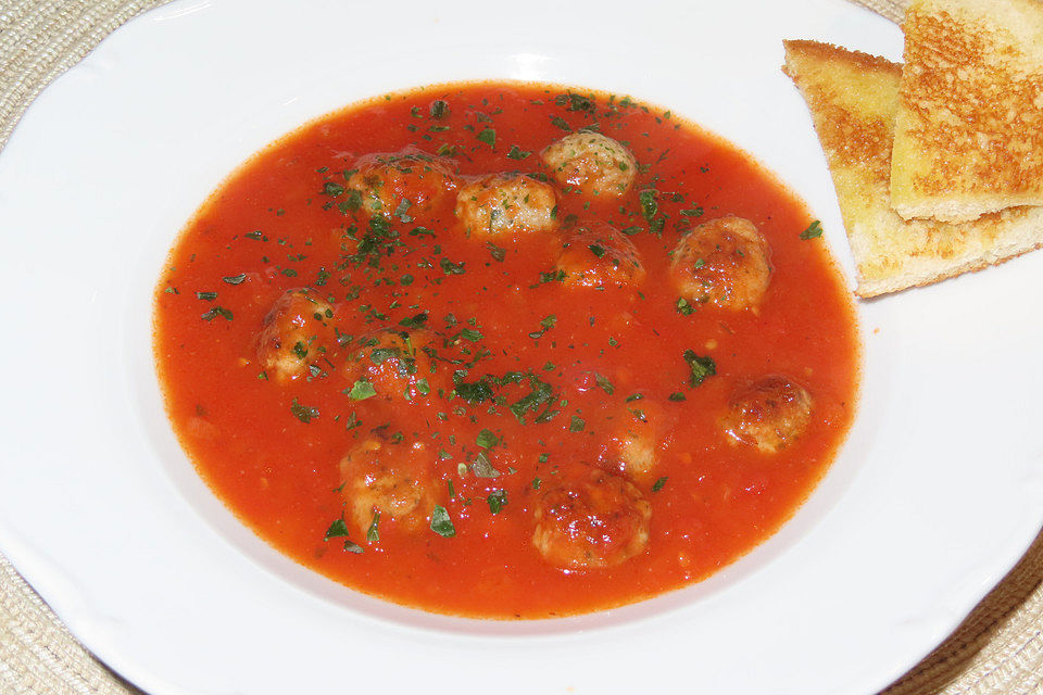 Tomatensuppe mit Klößchen