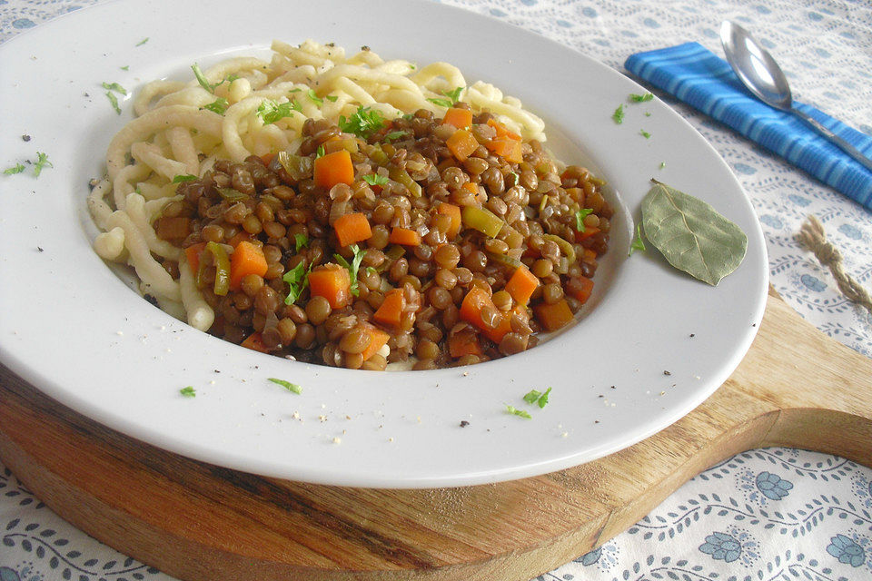 Hausgemachter saurer Linseneintopf mit Spätzle