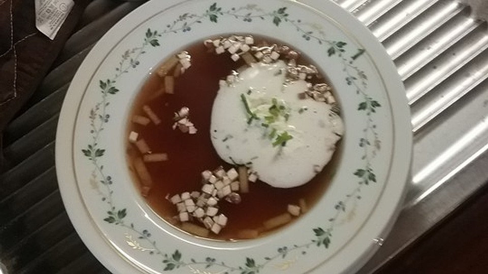 Suppe mit getockneten Waldpilzen und Sahnehaube von loebea| Chefkoch