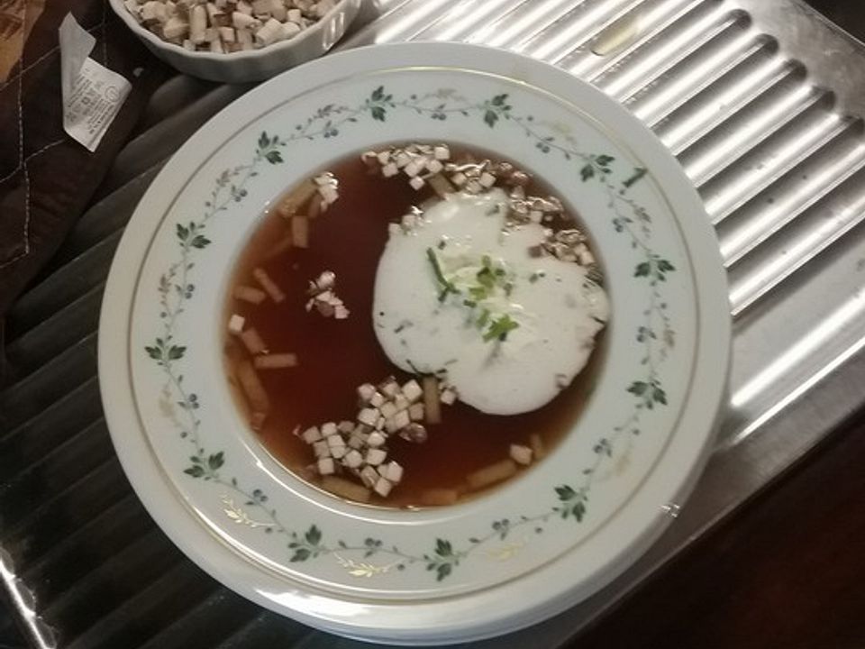 Suppe mit getockneten Waldpilzen und Sahnehaube von loebea| Chefkoch