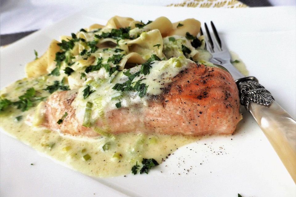 Lachs in Frühlingszwiebel-Sahne-Sauce