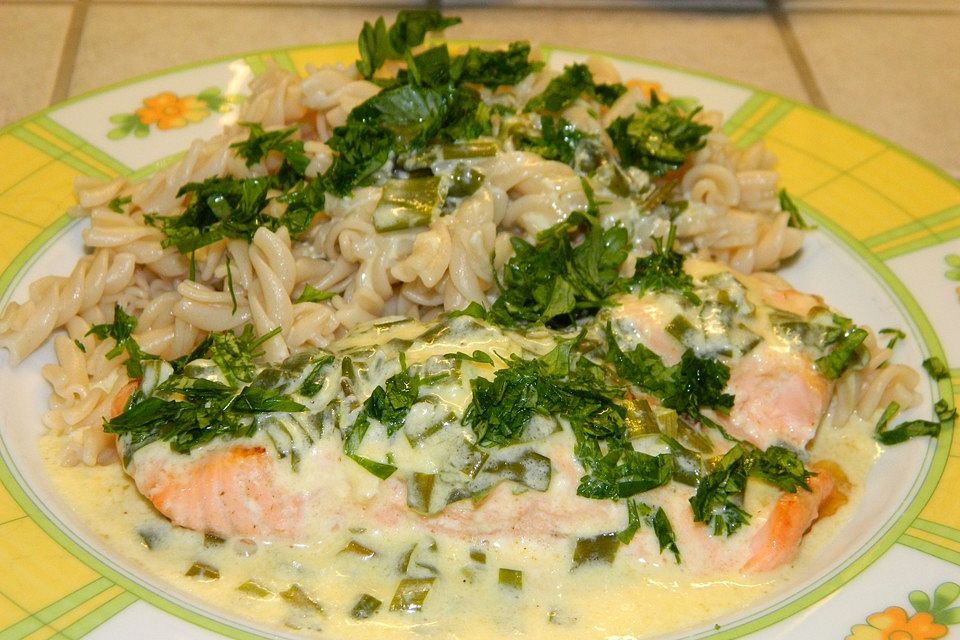 Lachs in Frühlingszwiebel-Sahne-Sauce