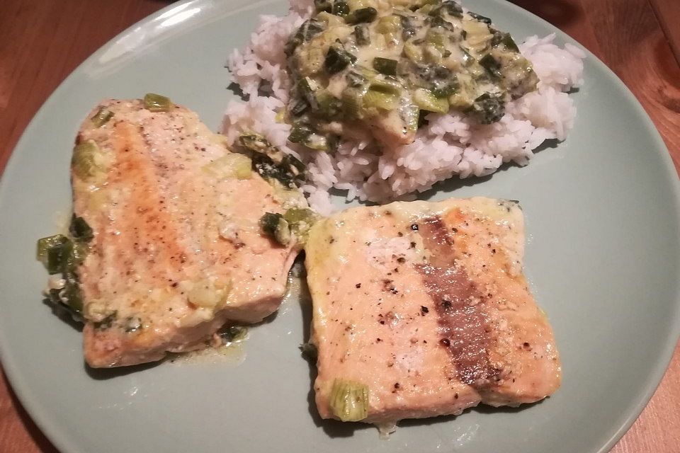 Lachs in Frühlingszwiebel-Sahne-Sauce