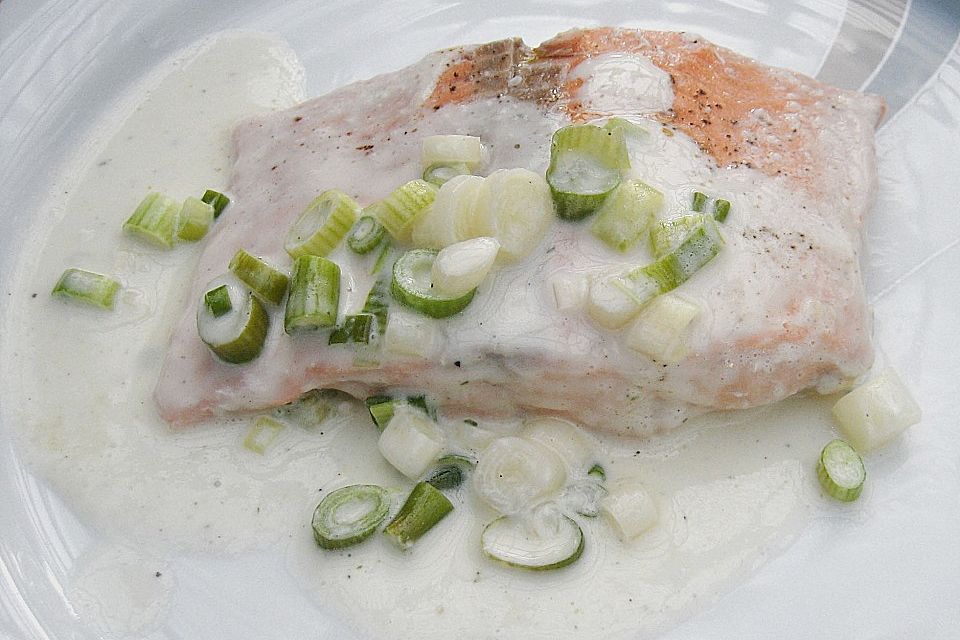 Lachs in Frühlingszwiebel-Sahne-Sauce