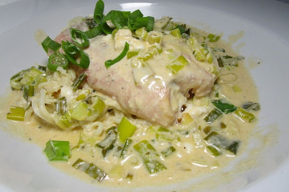 Lachs in Frühlingszwiebel-Sahne-Sauce