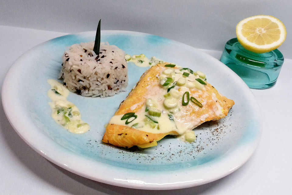 Lachs in Frühlingszwiebel-Sahne-Sauce