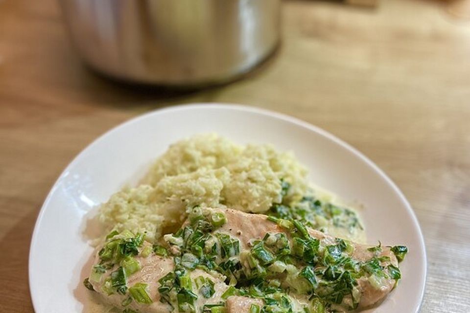 Lachs in Frühlingszwiebel-Sahne-Sauce