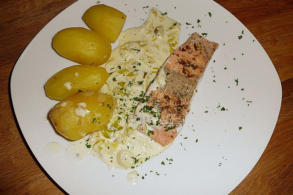 Lachs in Frühlingszwiebel-Sahne-Sauce