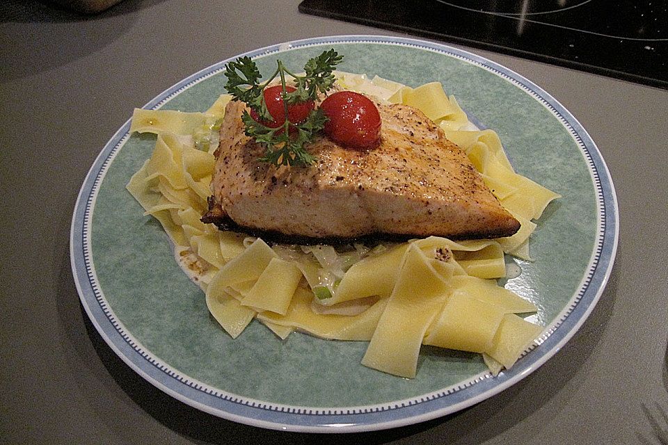 Lachs in Frühlingszwiebel-Sahne-Sauce