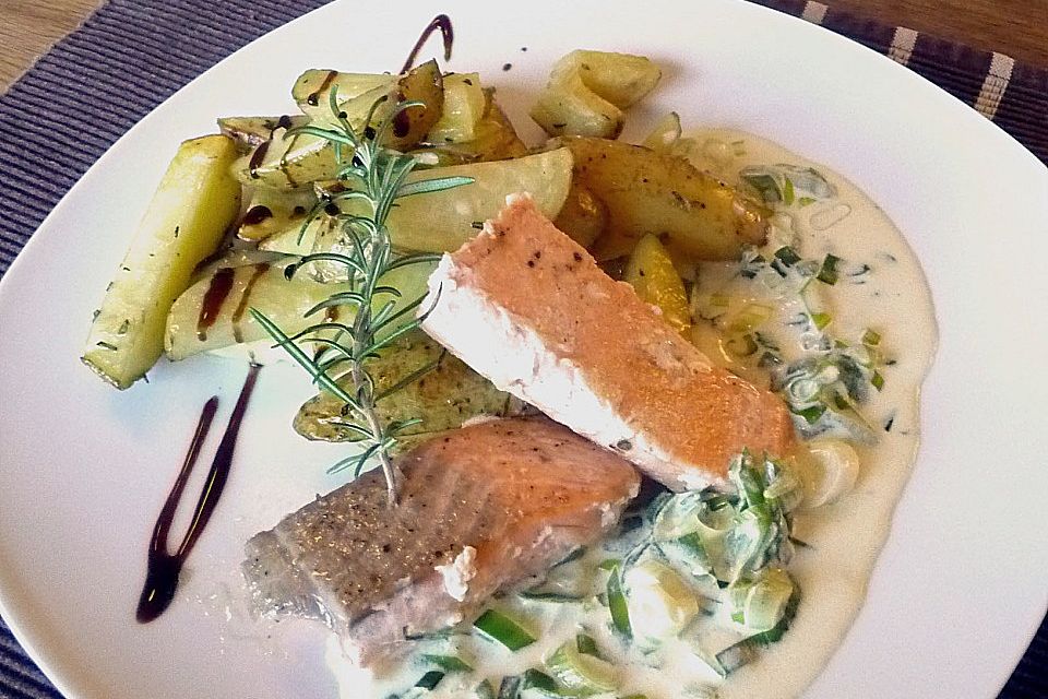 Lachs in Frühlingszwiebel-Sahne-Sauce