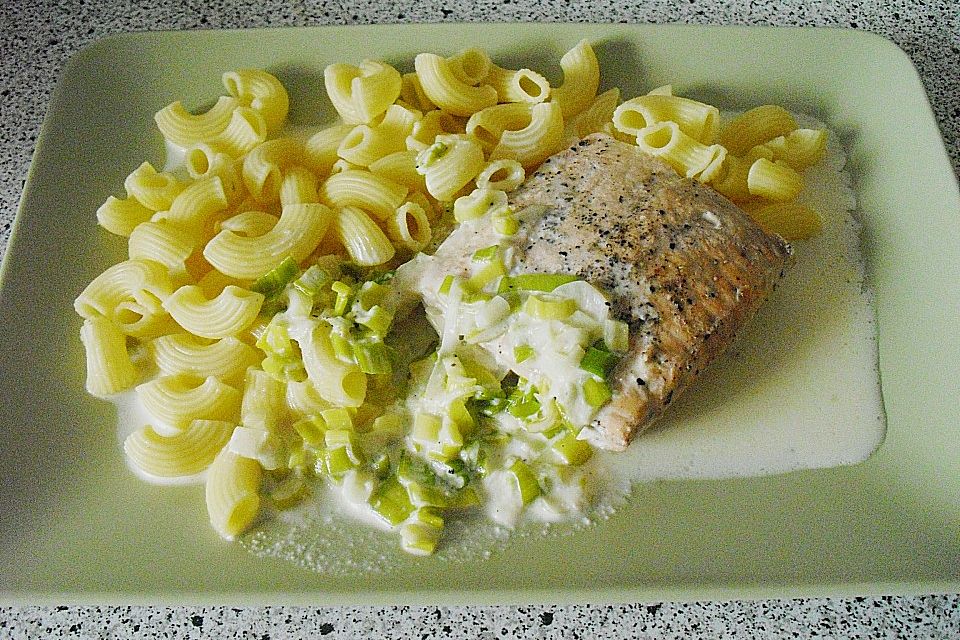 Lachs in Frühlingszwiebel-Sahne-Sauce