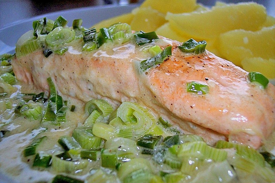 Lachs in Frühlingszwiebel-Sahne-Sauce