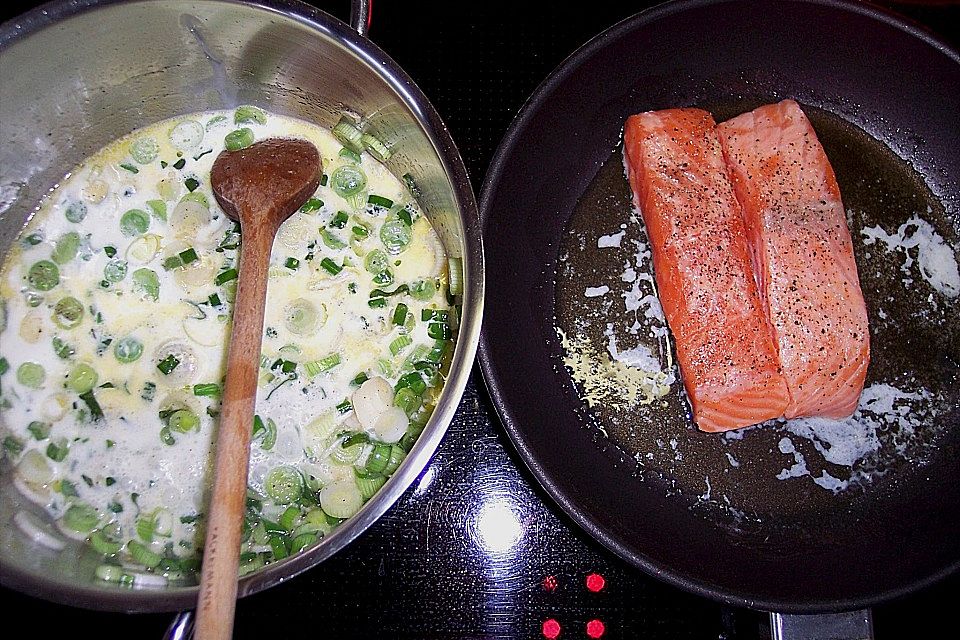 Lachs in Frühlingszwiebel-Sahne-Sauce