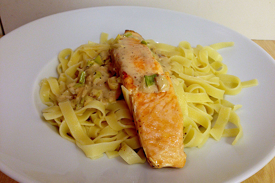 Lachs in Frühlingszwiebel-Sahne-Sauce