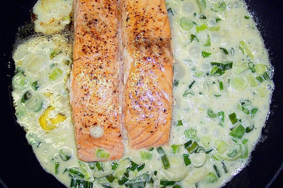 Lachs in Frühlingszwiebel-Sahne-Sauce