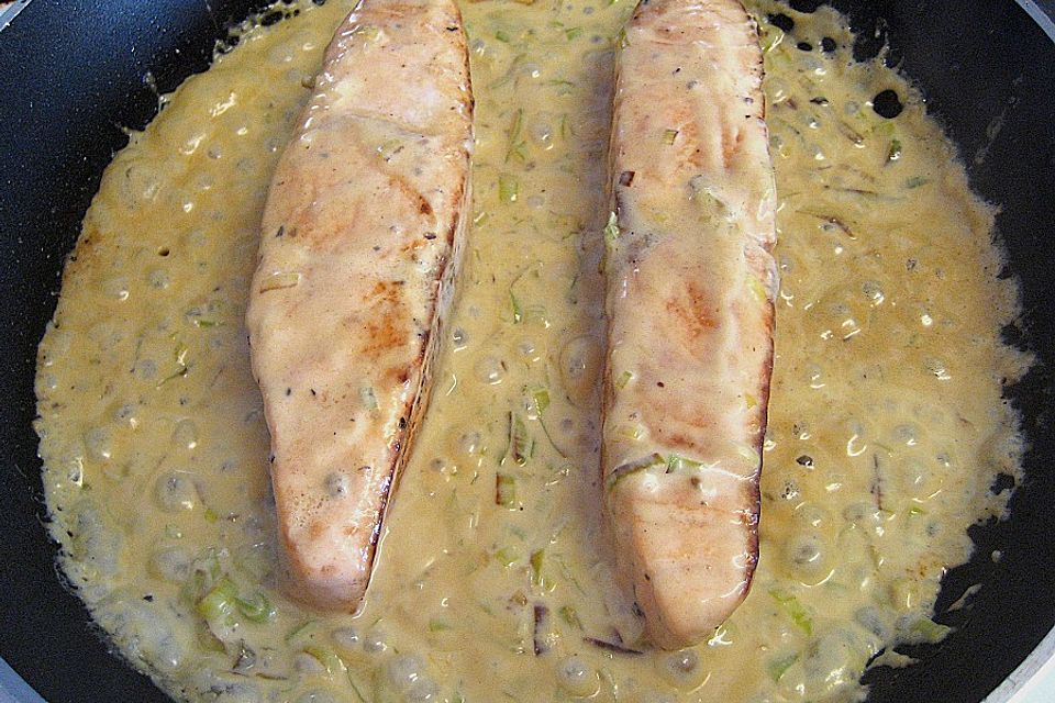 Lachs in Frühlingszwiebel-Sahne-Sauce