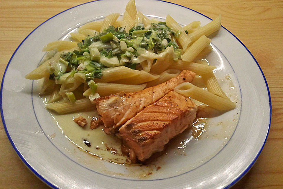 Lachs in Frühlingszwiebel-Sahne-Sauce