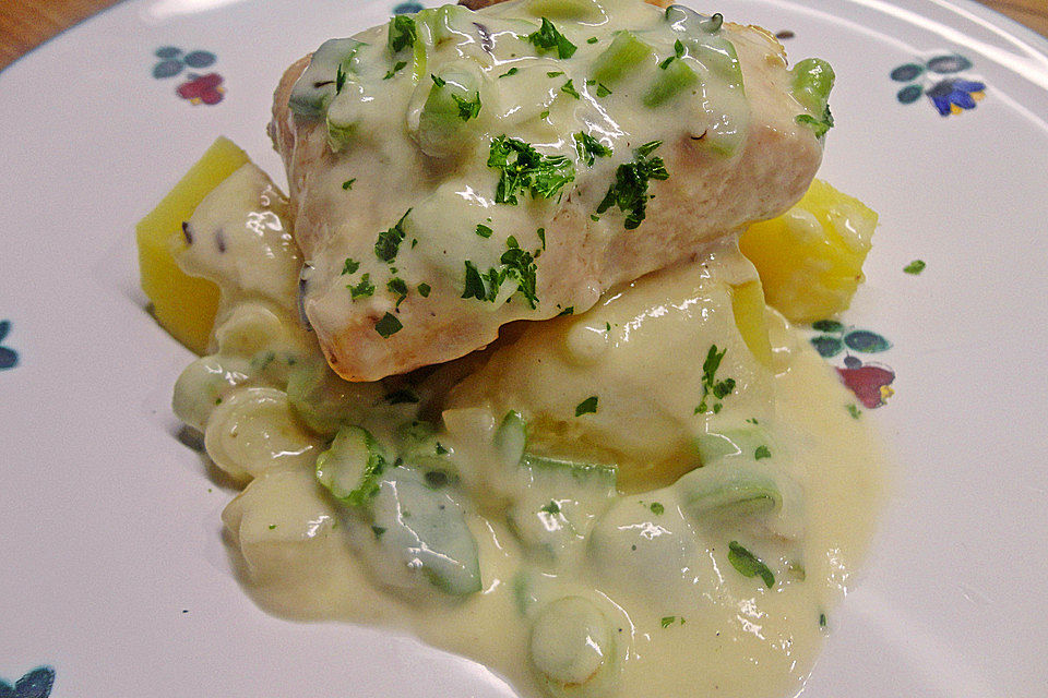 Lachs in Frühlingszwiebel-Sahne-Sauce