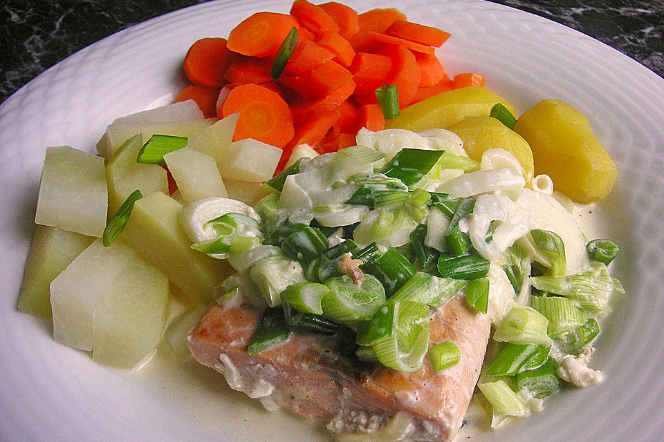 Lachs in Frühlingszwiebel-Sahne-Sauce