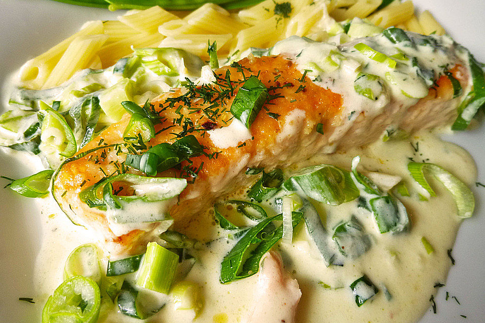 Lachs in Frühlingszwiebel-Sahne-Sauce