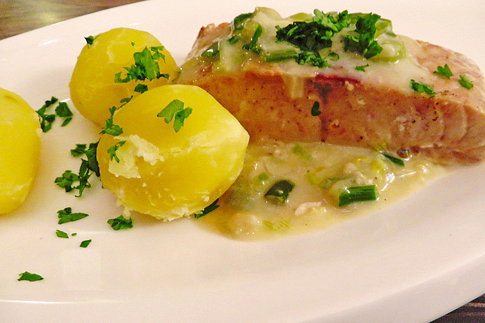 Lachs in Frühlingszwiebel-Sahne-Sauce