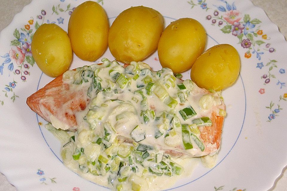 Lachs in Frühlingszwiebel-Sahne-Sauce